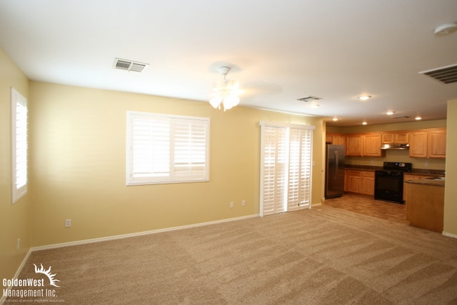 Building Photo - Gorgeous 4Bdm 2.5Ba Two Story Home in Desi...
