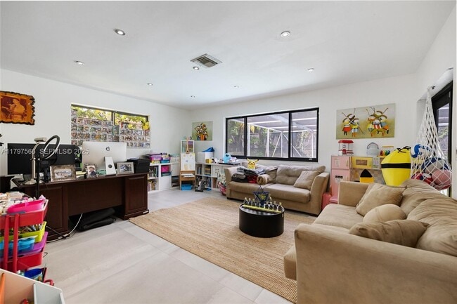 Building Photo - 20375 NE 22nd Pl