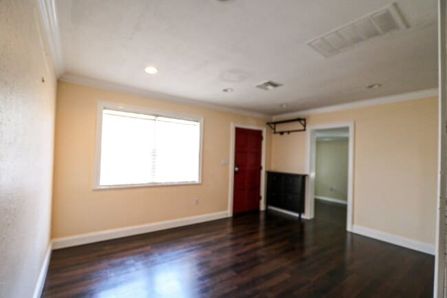 Building Photo - 3 bedroom, 2.5 bathroom home is in a highly sought-after neighborhood in the heart of South Tampa...