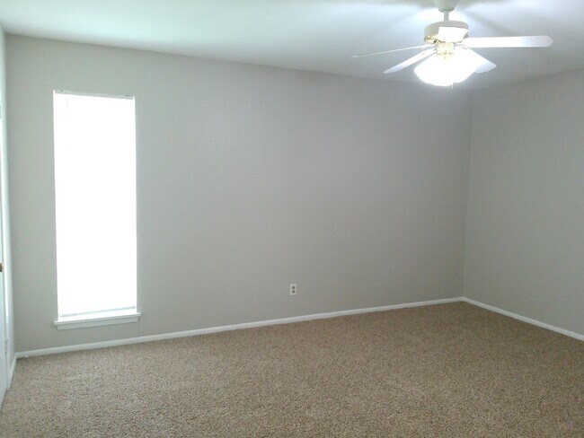 Building Photo - 4622 Newbury Ln
