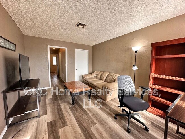 Building Photo - 109 SE 42nd St