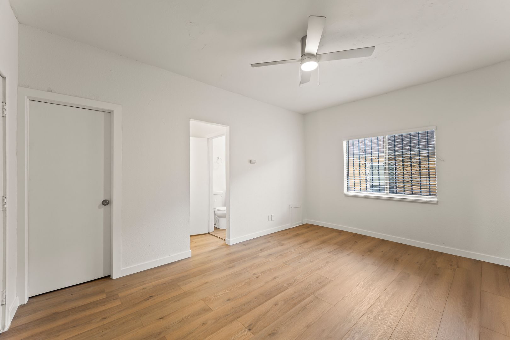 Building Photo - 182 W Vernon Ave