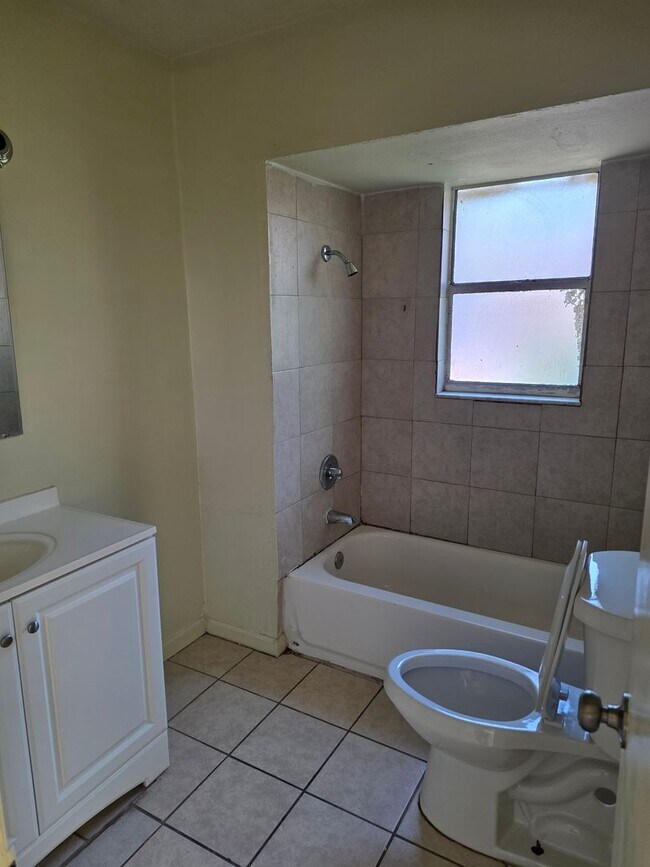 Building Photo - 3/2 DUPLEX