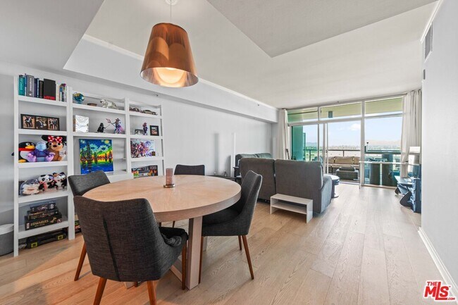 Building Photo - 13700 Marina Pointe Dr