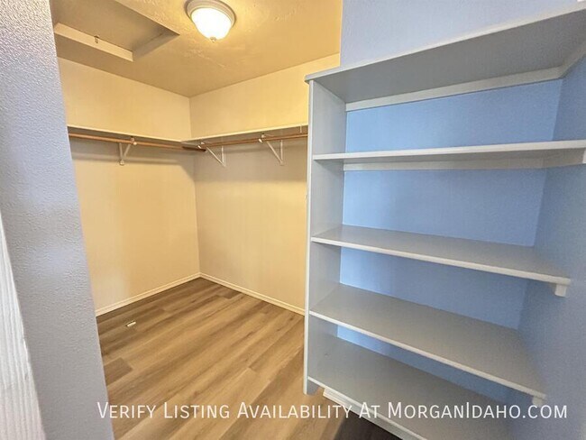 Building Photo - 1723 W Bayeux Dr