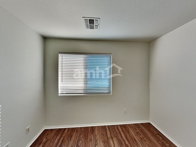 Building Photo - 466 E Penny Ln