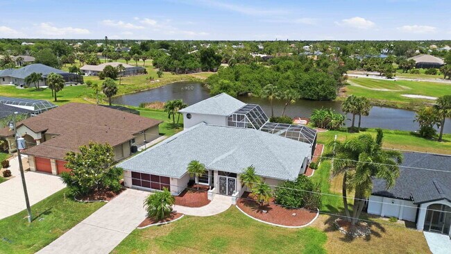 Building Photo - "Spacious 3-Bedroom Retreat with 2 Full Baths in Rotonda West Pinehurst!"