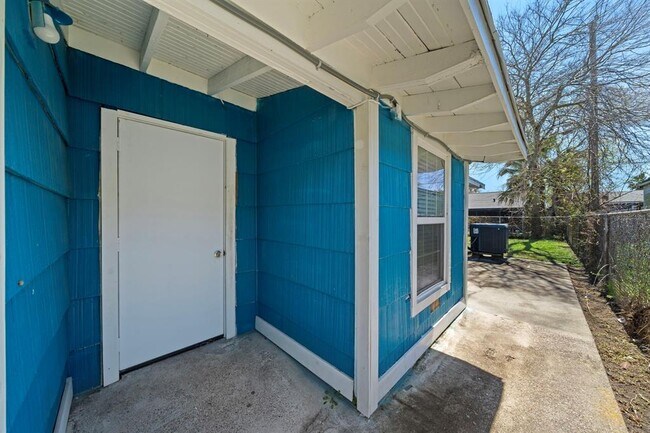 Building Photo - 105 Pompano Ave