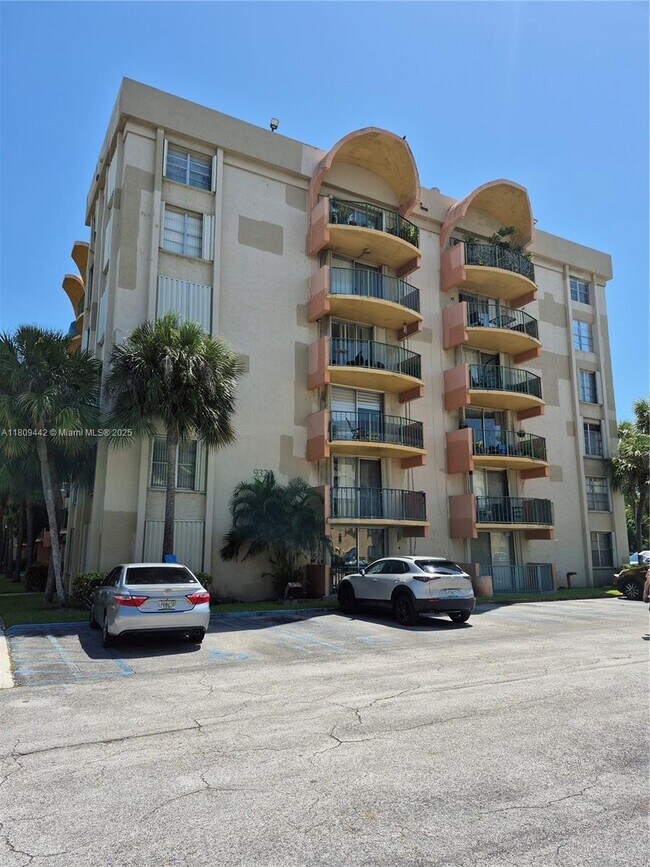 Building Photo - 9320 Fontainebleau Blvd