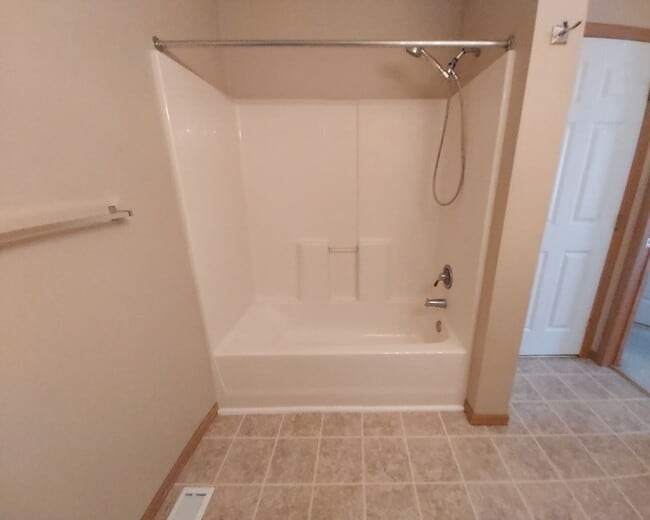 Building Photo - Nice 3 Bedroom 1.5 Bathroom Townhome in Hu...