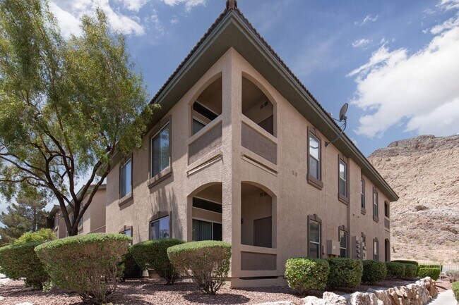 Building Photo - 1st floor two bedroom in upscale NW commun...