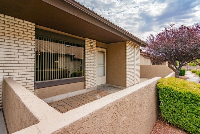 Building Photo - Spacious Updated Townhome in Downtown St. ...