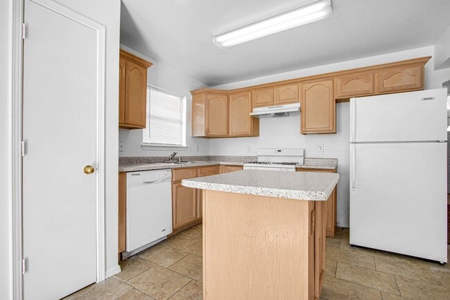 Building Photo - Cozy 3 bedroom 2 bath home in East El Paso! Special- No admin fee!