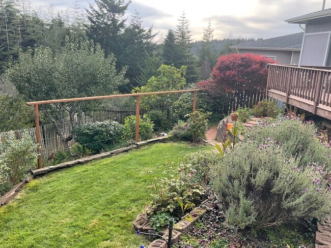 Building Photo - Amazing Bay View 3 bed/3 bath in Coos Bay