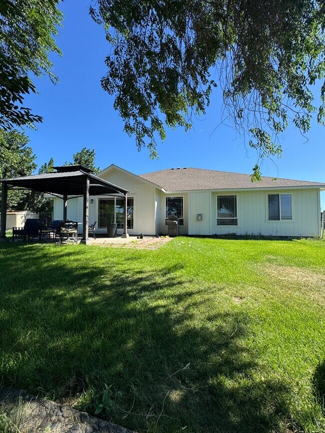 Building Photo - Expansive & Modern 4-Bedroom Home for Rent