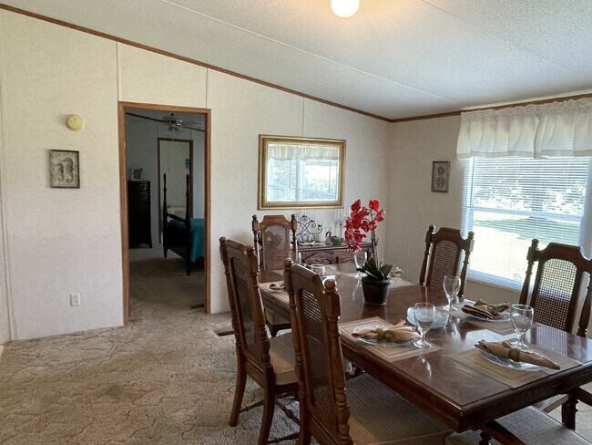 Building Photo - Furnished 3 bedroom 2 full bathroom Manufa...