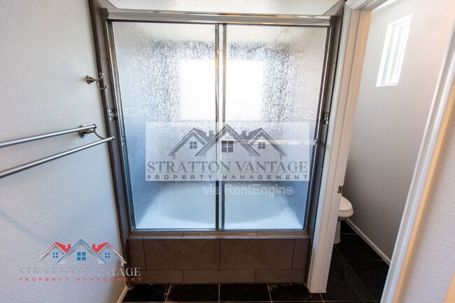 Building Photo - 310 E Bluebell Ln