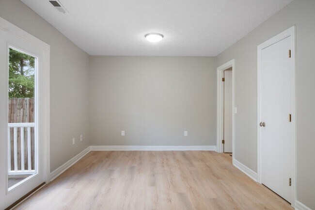 Building Photo - 3 bed/ 2 1/2 bath pet friendly fenced yard
