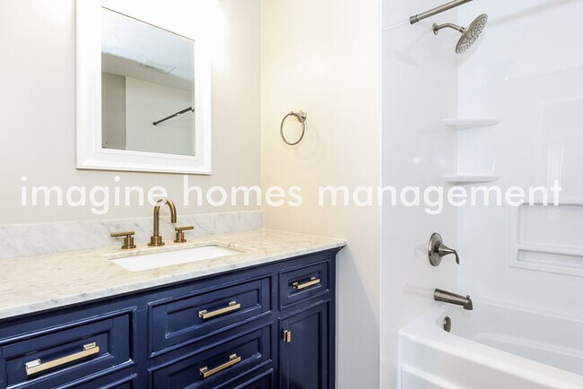 Building Photo - Large, Beautiful 4-Bedroom Colonial Home i...