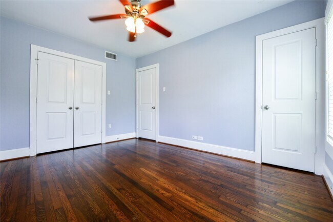 Building Photo - 1011 E 6 1/2 St