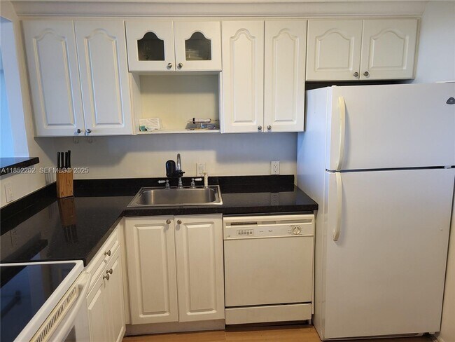 Building Photo - 3475 N Country Club Dr