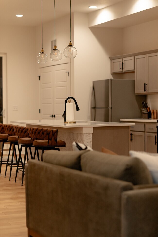 Building Photo - 1204 SW Franklin Dr