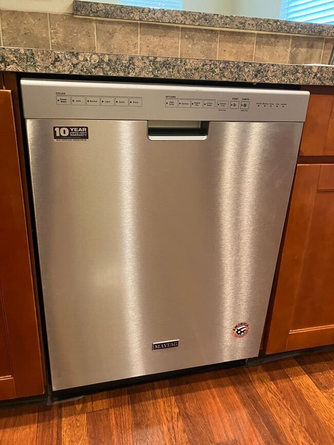 Building Photo - Well-Kept Three Bedroom Home in West Salem