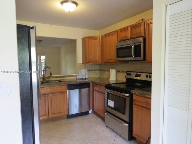 Building Photo - 216 Lakeside Cir