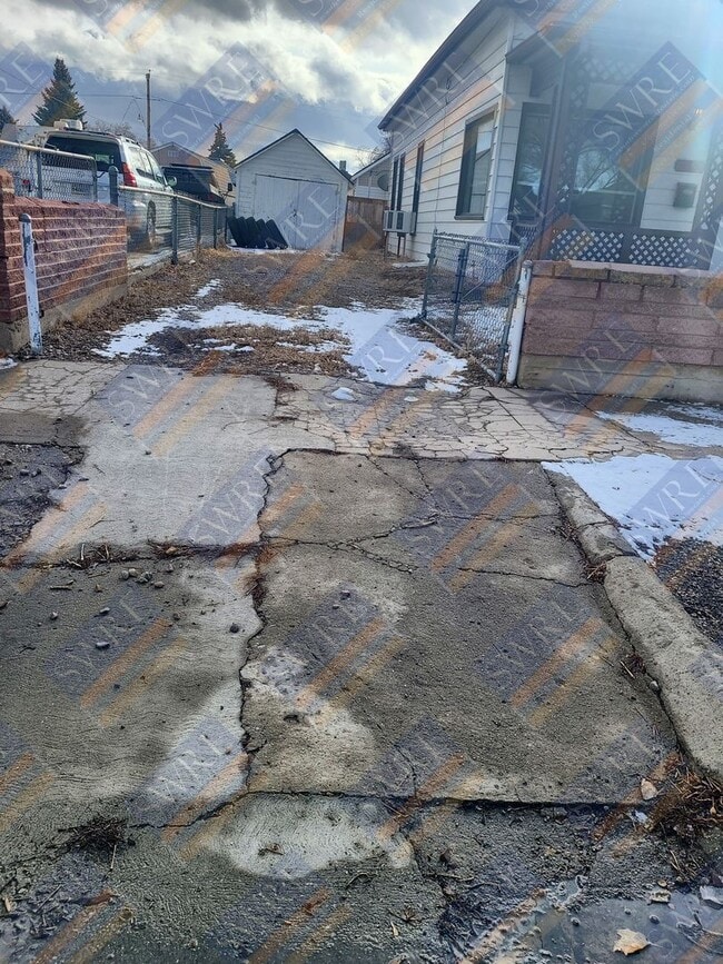 Building Photo - 215 Thomas-