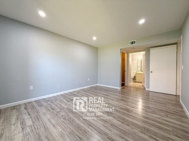 Building Photo - 9481 Highland Oak Dr