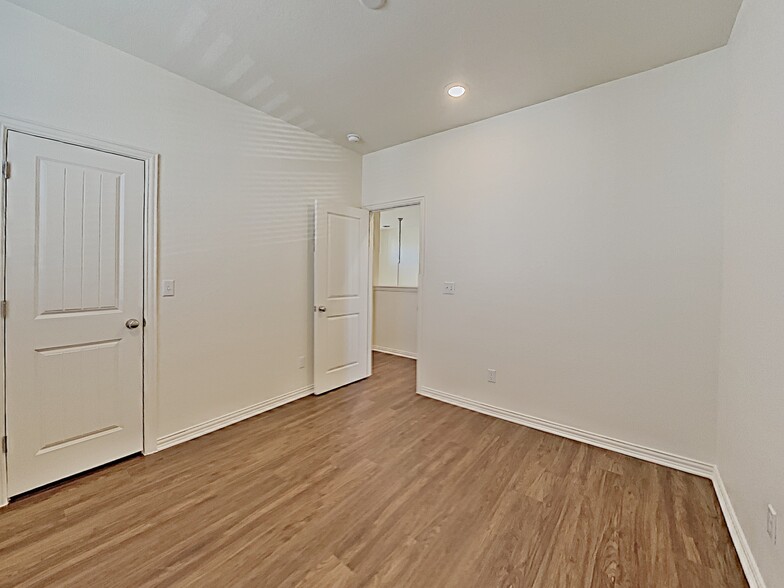 Building Photo - 2734 Lillybrook Ln