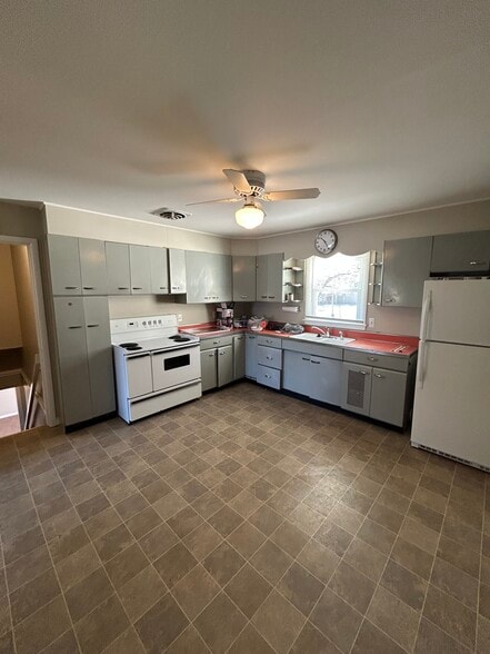 Kitchen - 904 Nichols Rd