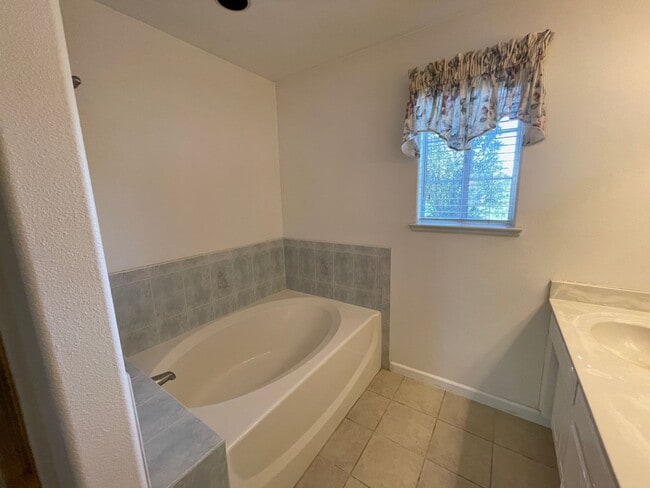 Building Photo - Beautiful 3 Bedroom 2 Bath Single Family H...