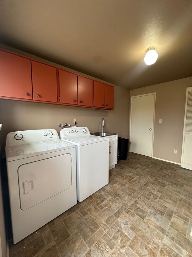 Building Photo - Vintage Character, Modern Finishes! Spacio...