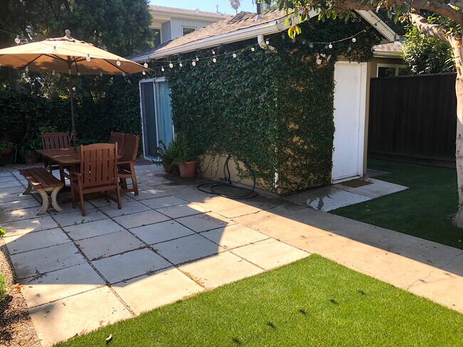 Private garden setting - 4360 Stewart Ave