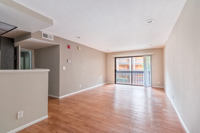 Building Photo - GREATLY LOCATED 1-BEDROOM APARTMENT WITH PRIVATE BALCONY
