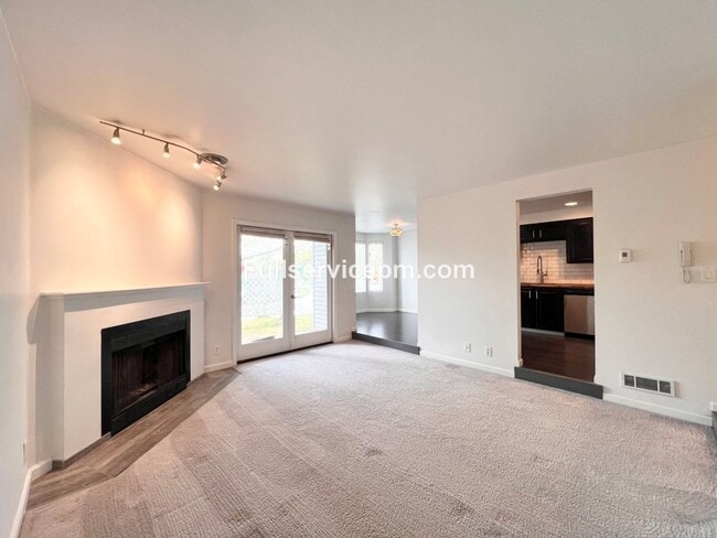 Building Photo - Stylish and Updated Newport Crest Condo