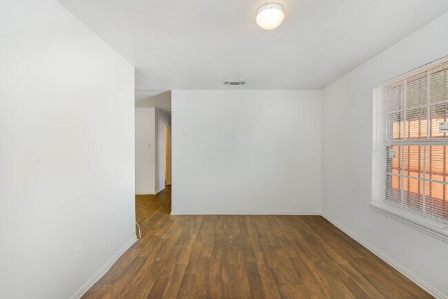 Building Photo - Comfort and Convenience of 3BD/2BA Duplex in Fort Worth!