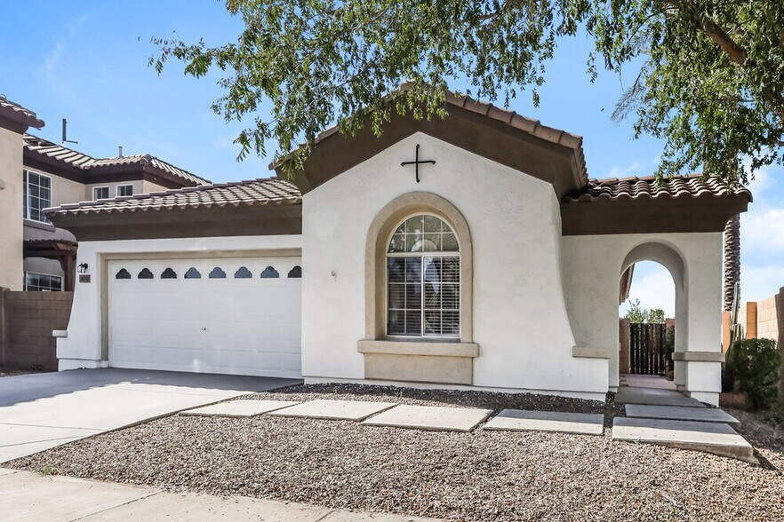 Primary Photo - 400 N Eucalyptus Pl