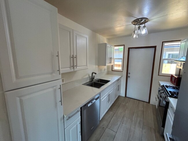 Building Photo - MASSIVE 6 bed 3 bath house in Prime Locati...