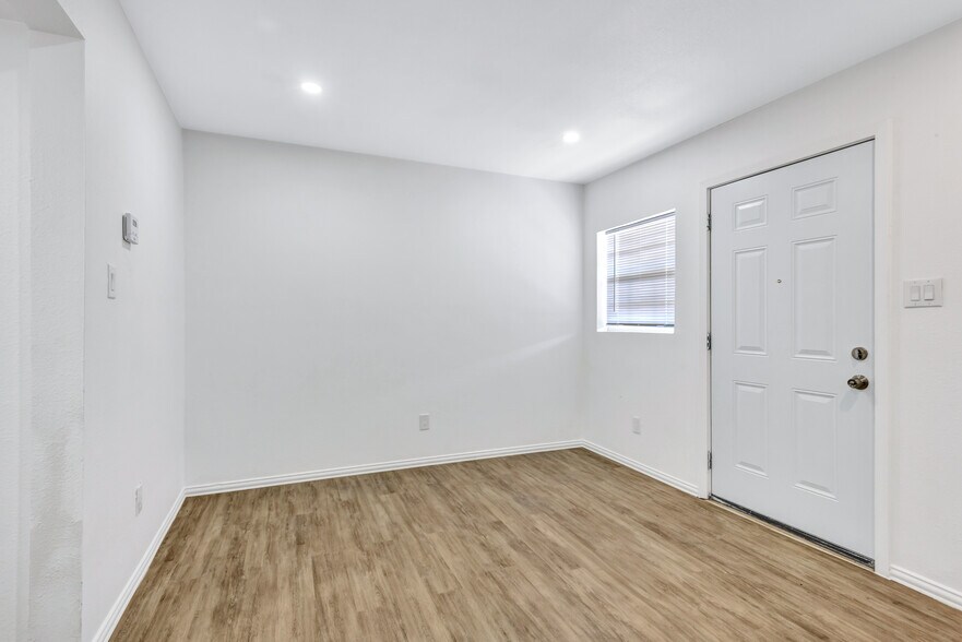 Building Photo - 901 Bessie St