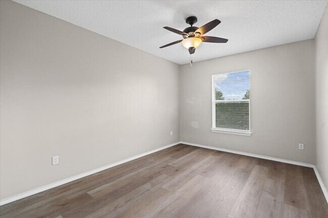 Building Photo - 2423 Byfield Dr