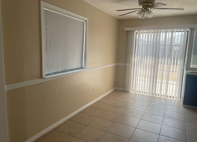 Building Photo - Beautiful 4 Bedroom 2 Bathroom house ( Smo...