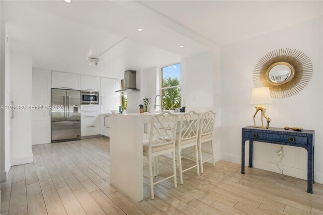 Building Photo - 1700 S Bayshore Ln