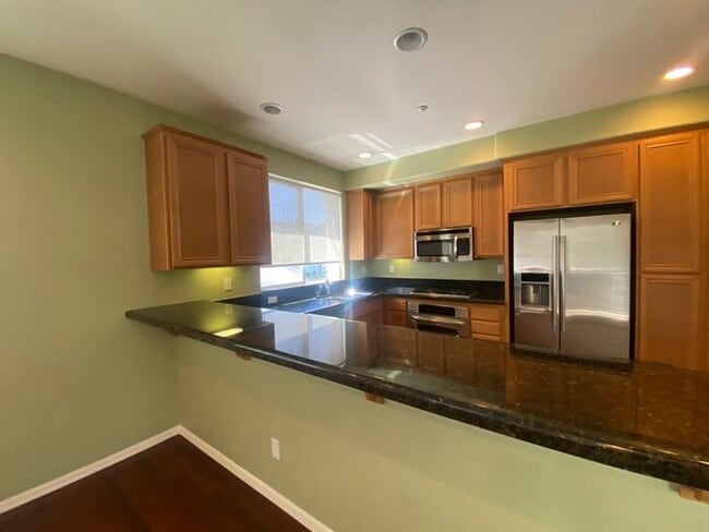 Building Photo - Gorgeous 3 bed 3 1/2 bath Townhome with be...