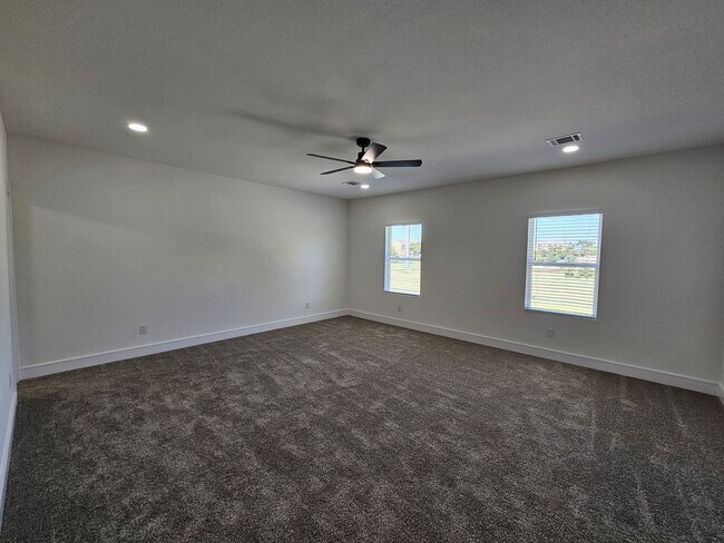 Building Photo - Ready for immediate move in!