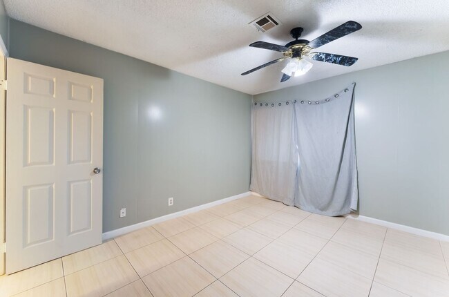 Building Photo - Two-bedroom, one bath single story townhou...