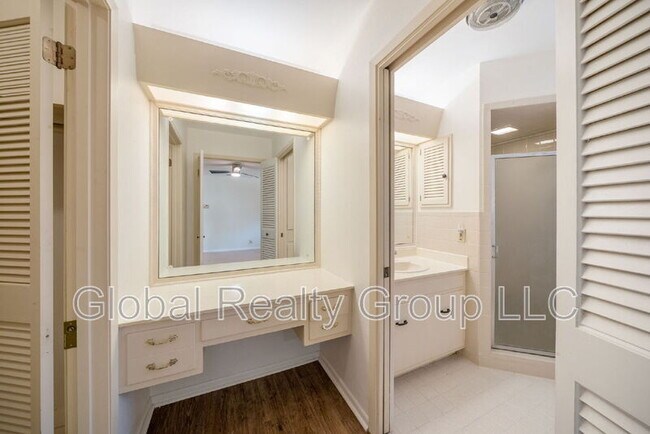 Building Photo - 425 Crestwood Dr