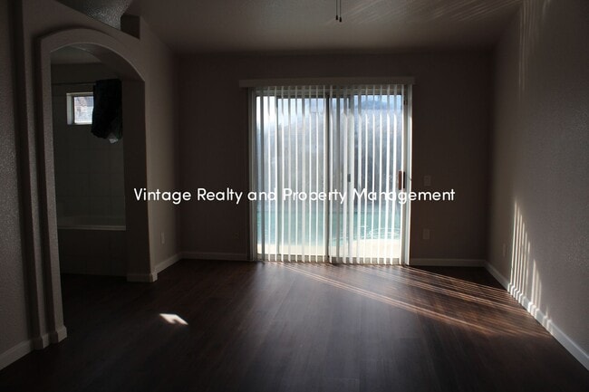 Building Photo - Recently Updated 3 Bedroom Home That Is Ready To Go!!!