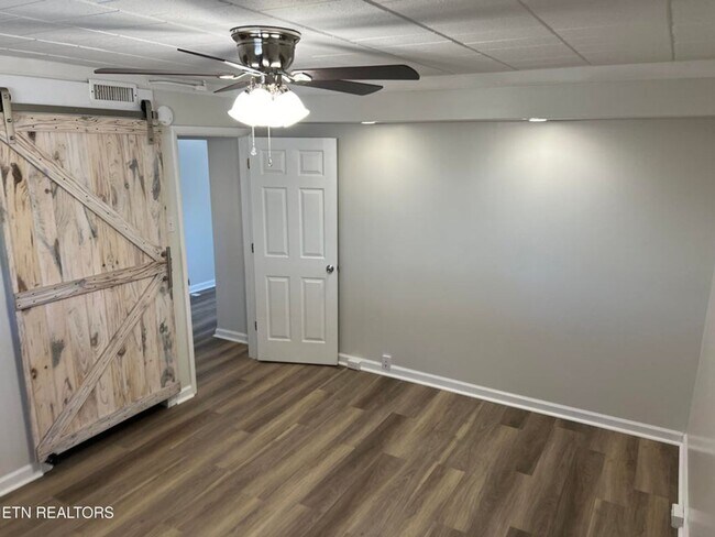 Building Photo - West Knoxville 37922 - 1 bedroom apartment with updated interior - Contact Mac Tobler (865)755-3075